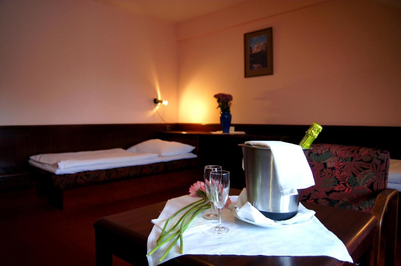 Hotel Floret Průhonice Buitenkant foto